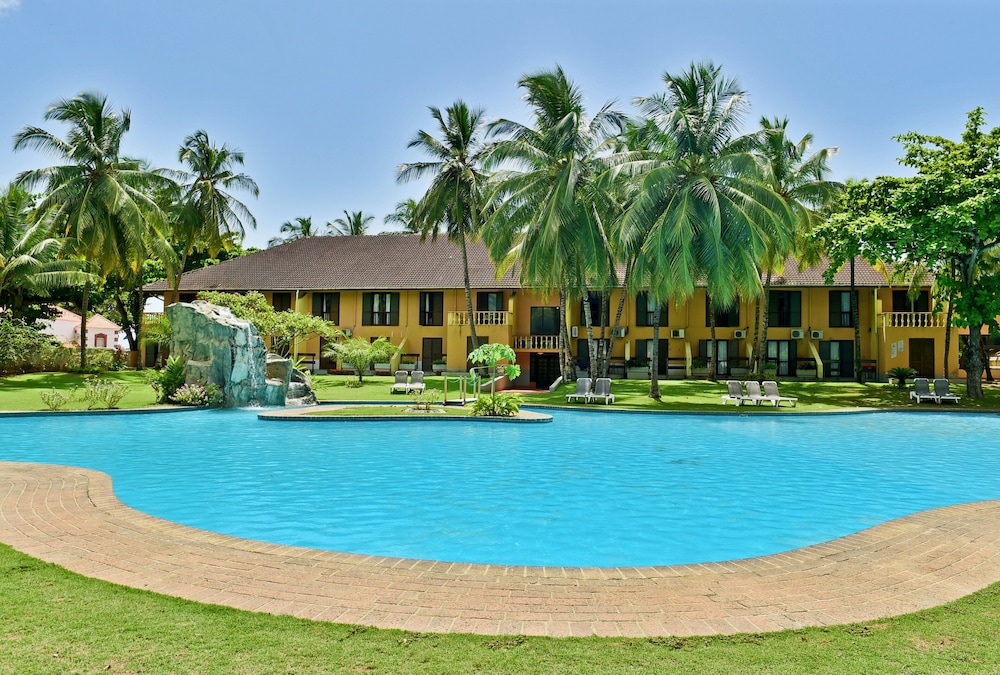 Miramar São Tomé hotel and pool