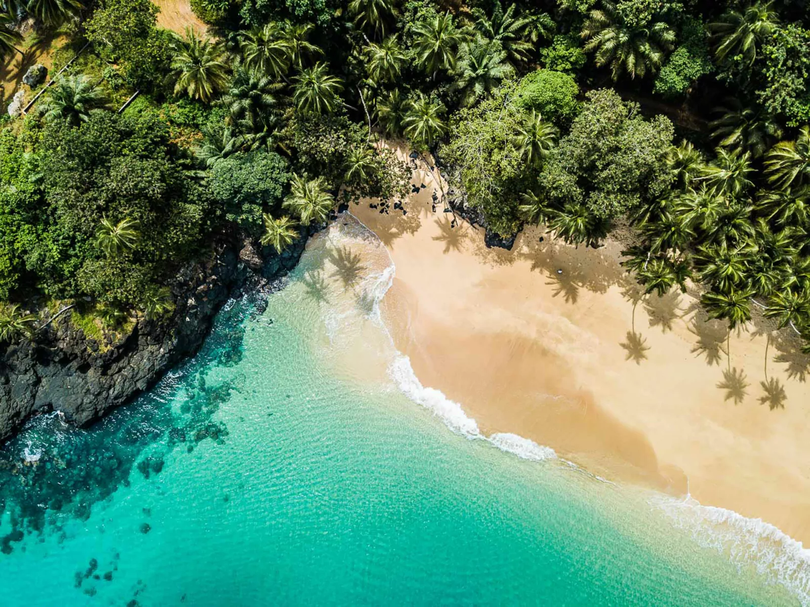 Honeymoon in São Tomé and Príncipe: secluded tropical beach on Príncipe